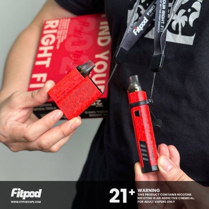 SLYEEK 小煙主機 2024龍年限定禮盒🔥 雙主機豪華套組｜龍年獨家配色｜限量發售 🎁 至尊禮盒內容 ✔ Fitpod X-BOX 四代主機×1（龍紋限定版） ✔ Fitpod X 三代主機×1（龍鱗特別版） ✔ 0.8Ω空倉×3｜✔ 1.2Ω空倉×3 ✔ 潮流掛繩×2｜✔ Type-C充電線×2 ✔ 說明書×2｜✔ 限量龍紋貼紙×11 💎 五大收藏價值 ✅ 絕版設計：龍年專屬蝕刻紋路 ✅ 雙機系統：四代+三代完美搭配 ✅ 完整配件：從主機到耗材一次到位 ✅ 超值組合：比單買省$1500 